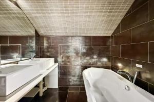 Three Bedroom Penthouse Apartment by Brookland Stays Serviced Accommodation Short Lets Leeds with Free WiFi in Brighton