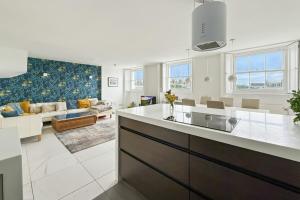 Three Bedroom Penthouse Apartment by Brookland Stays Serviced Accommodation Short Lets Leeds with Free WiFi in Brighton