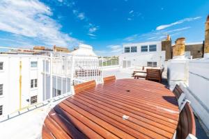 Three Bedroom Penthouse Apartment by Brookland Stays Serviced Accommodation Short Lets Leeds with Free WiFi in Brighton