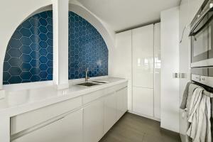 Three Bedroom Penthouse Apartment by Brookland Stays Serviced Accommodation Short Lets Leeds with Free WiFi in Brighton