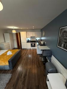 City View Studio Apartment Liverpool by StaySavvy Accommodation