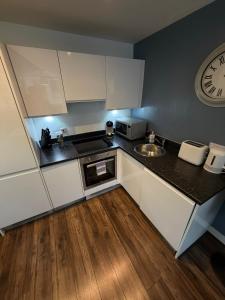 City View Studio Apartment Liverpool by StaySavvy Accommodation
