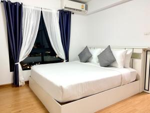 Stylish Phuket Old Town Condo Pool Gym Walk to All
