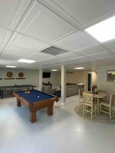 Bourbon Trail Pool & Hot-Tub FUN-ZONE! Game Room! Pool Table! Golden Tee! Ping Pong! Luxurious and Spacious Master Bedroom! Fishing Offsite!