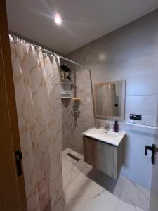 Appartement moderne près corniche et gare du train