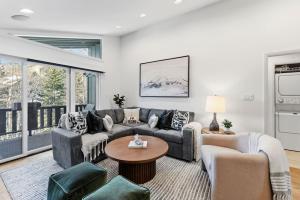 Remodeled 2BR Condo Walk to Lionshead Village