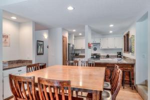 Pet-Friendly Sunriver Vacation Rental, AC, Hot Tub & SHARC