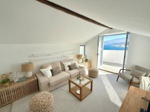 Casa Riva, Villa with Pool overlooking the Sea