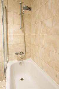 Guest Favorite Central 1BR with Lift for 4