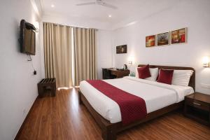 EMBLEM Hotel - Arjun Marg, Golf Course Road, Gurgaon