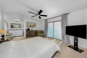 Amazing Pool Side View of SeaWorld & the Ocean