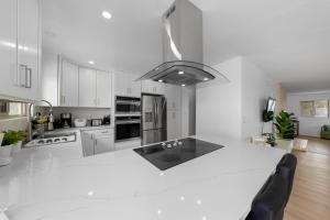 Amazing Pool Side View of SeaWorld & the Ocean