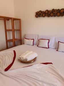 Casa Amora em condomínio, 3 quartos sendo 1 suíte a 1500m da praia