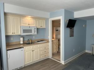 Sunbeach Condo 900 Wesley Avenue Unit 109