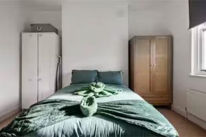 Bright Maida Vale Flat near Shops Transport Links