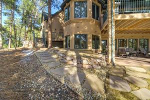 Peaceful Pines! Pool Table, Gym & Forest Views