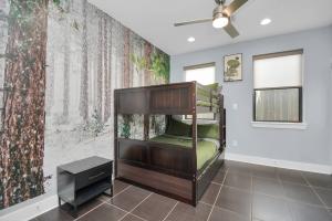 Skyline Views - Sleeps 10 Home Near Downtown