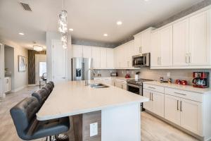 Stunning 8-Bd Home: Pool Spa Close to Disney