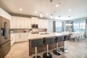 Stunning 8-Bd Home: Pool Spa Close to Disney