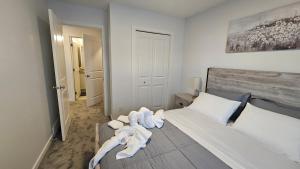 3 Bedroom Modern Luxury House - Family Friendly, 3 Queen Beds, Free Wi-Fi, and Free Parking