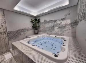 Luxury 2BR - Paramount Midtown with Infinity Pool