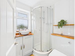 Contractor Friendly 2-Bed House Oadby with Parking