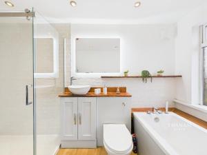 Contractor Friendly 2-Bed House Oadby with Parking