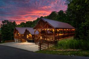Sleeps 24, Indoor Pool, HotTub, Gazebo, MiniGolf