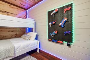 Sleeps 24, Indoor Pool, HotTub, Gazebo, MiniGolf