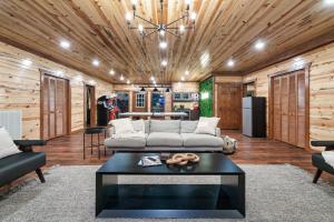Sleeps 24, Indoor Pool, HotTub, Gazebo, MiniGolf