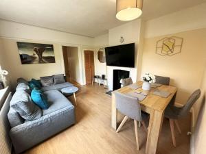 Heathrow Contractor 2-Bedroom Maisonette & Parking