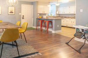 Lovely CWE 2BR with Private Parking ABODEbucks