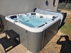 Villa neuve avec piscine,Jacuzzi aux portes du Verdon