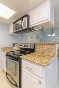 Tiki 259 - Cozy 1BR Condo With Pool View Sleeps 4 condo