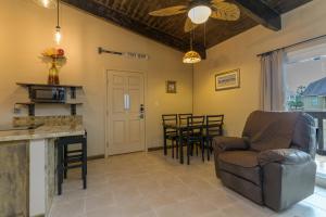 Tiki 252 - Standard 1BR Condo with Balcony Sleeps 4
