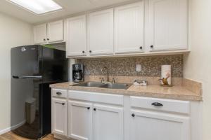 Tiki 250 - 1BR Condo Sleeps 6 Near Claytons condo