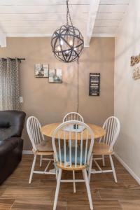 Tiki 250 - 1BR Condo Sleeps 6 Near Claytons condo