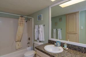 Tiki 215 - Cozy 1BR Condo with King Bed Sleeps 4 condo