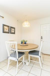 1BR Condo with Two Heated Pools and Pet Friendly condo