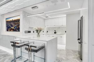 Versace Mansion Neighbor (Floor 1) Sleeps 9