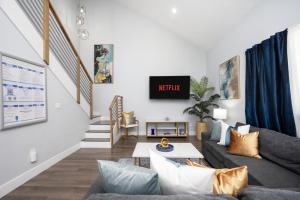 Huge Loft Style 3BR - KING Bed, Pool, WiFi, Washer & Dryer, AC, Free Parking -- IDEAL FOR Medical, Business, Groups, Relocation - near Moffitt Cancer Center and Raymond James Stadium -- Centrally Located