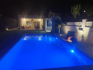 Casa recièn reformada con jardin y piscina privada