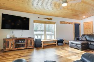 Game Room and Dock Lakefront Park Falls Getaway