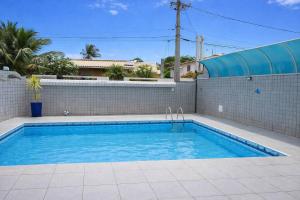 Casa completa com piscina, espaço gourmet e campo de futebol em Vilas do Atlântico