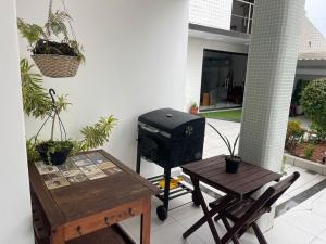 Casa completa com piscina, espaço gourmet e campo de futebol em Vilas do Atlântico