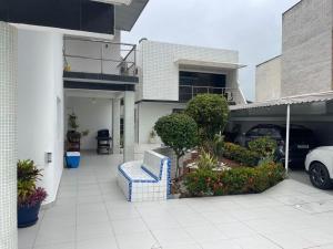 Casa completa com piscina, espaço gourmet e campo de futebol em Vilas do Atlântico