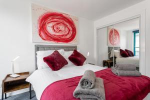 PENTHOUSE - Invoice and REDUCED PRICES only via SUNRISE SHORT LETS DUNDEE, Spacious, Stunning Views, Foosball Table, Central, River Front, V&A, Train Station, City Centre, Lift Access, Free Parking & WiFi and ONLY 3 Mins to STANNERGATE Ports