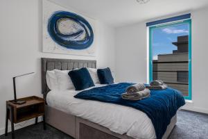 PENTHOUSE - Invoice and REDUCED PRICES only via SUNRISE SHORT LETS DUNDEE, Spacious, Stunning Views, Foosball Table, Central, River Front, V&A, Train Station, City Centre, Lift Access, Free Parking & WiFi and ONLY 3 Mins to STANNERGATE Ports