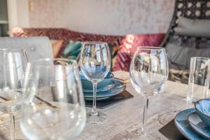 2 x The White House Apartments - on the Ring Road and 2 Mins To STANNERGATE PORTS - over 20 Locations in the City offered by Sunrise Short Lets Dundee