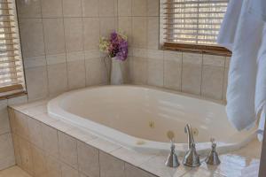 Shoal Creek Retreat - Spacious, Views, Relaxing